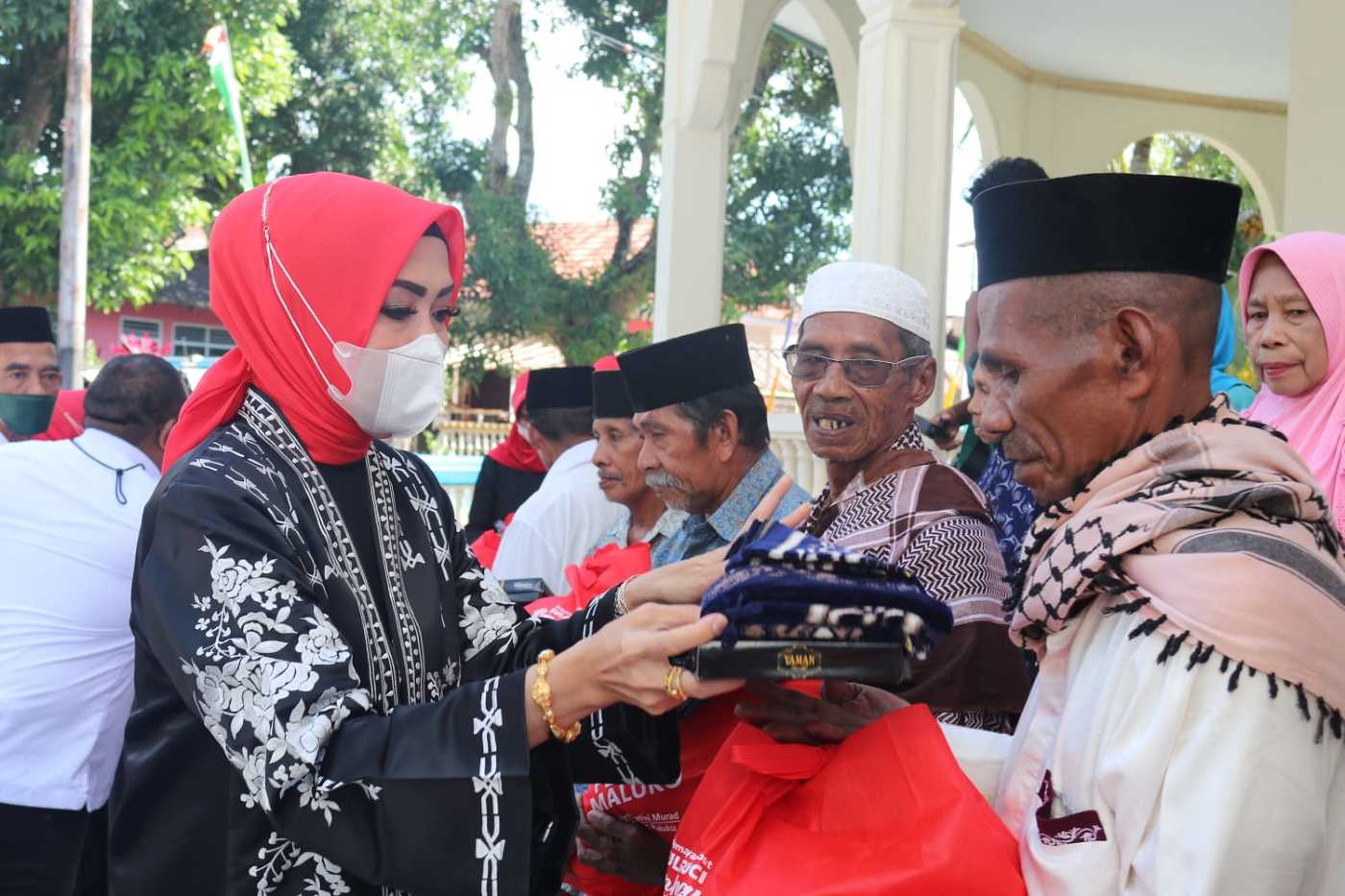 Istri Gubernur Maluku Kembali Berbagi Berkah Ramadhan Bersama Para Pengurus Masjid di Jasirah Leihitu