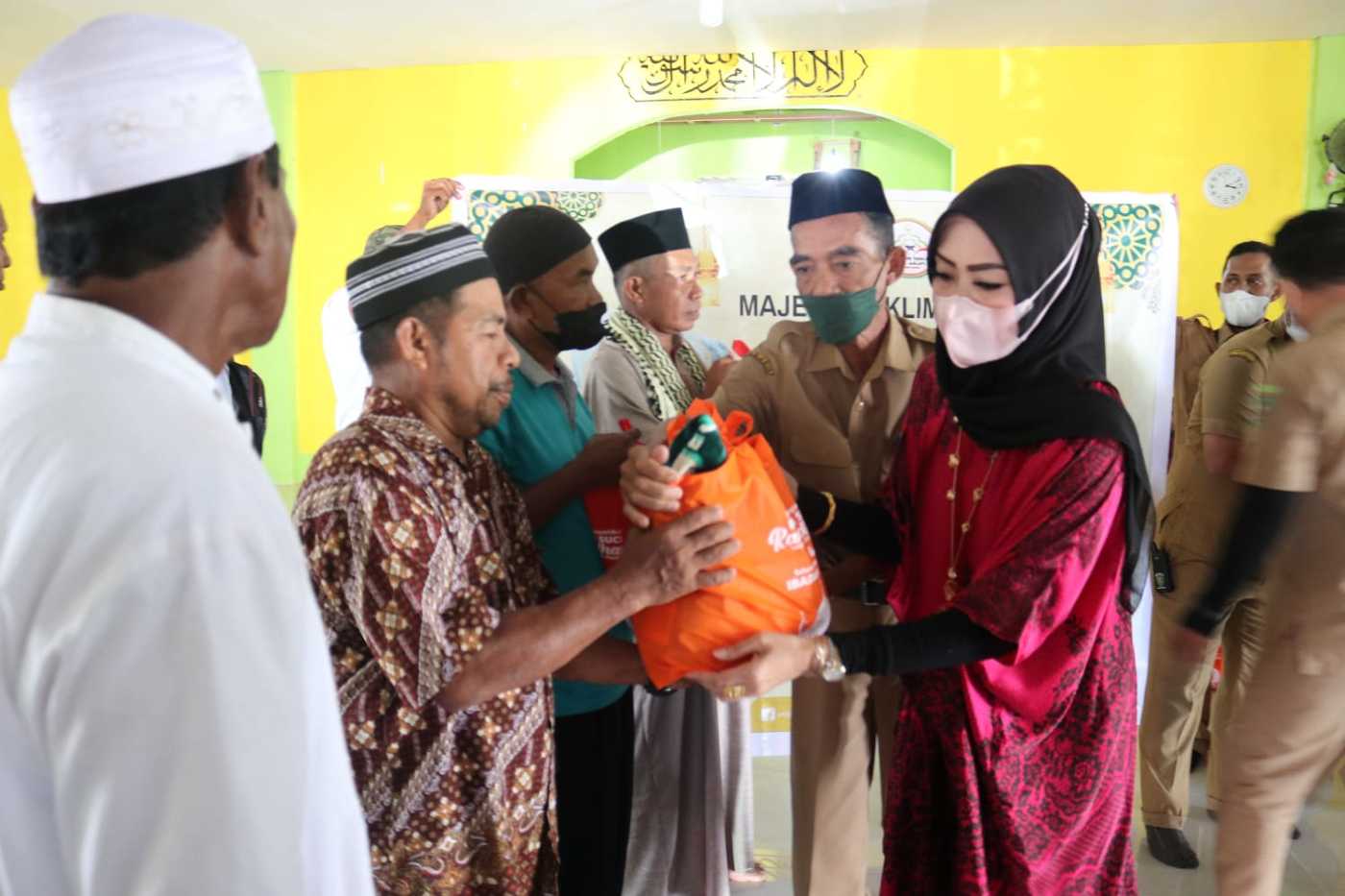 Istri Gubernur Maluku Bagika 224 Paket Sembakao Kepada Penghulu Masjid di Kota Ambon