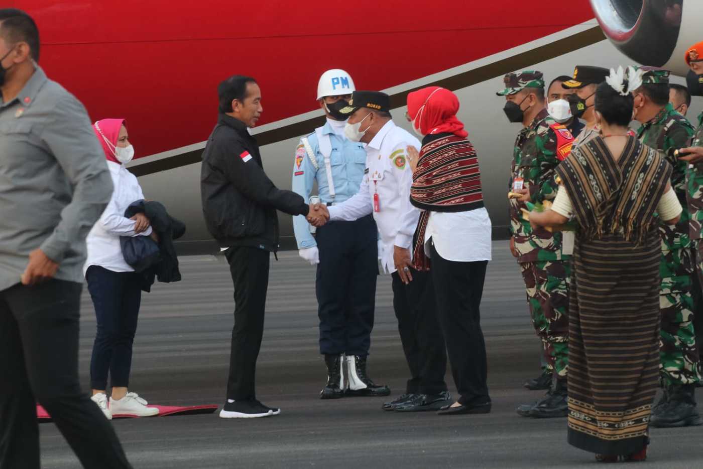 GUBERNUR MURAD ISAMAIL SAMBUT KEDATANGAN PRESIDEN JOKOWI DAN IBU NEGARA DI SAUMLAKI