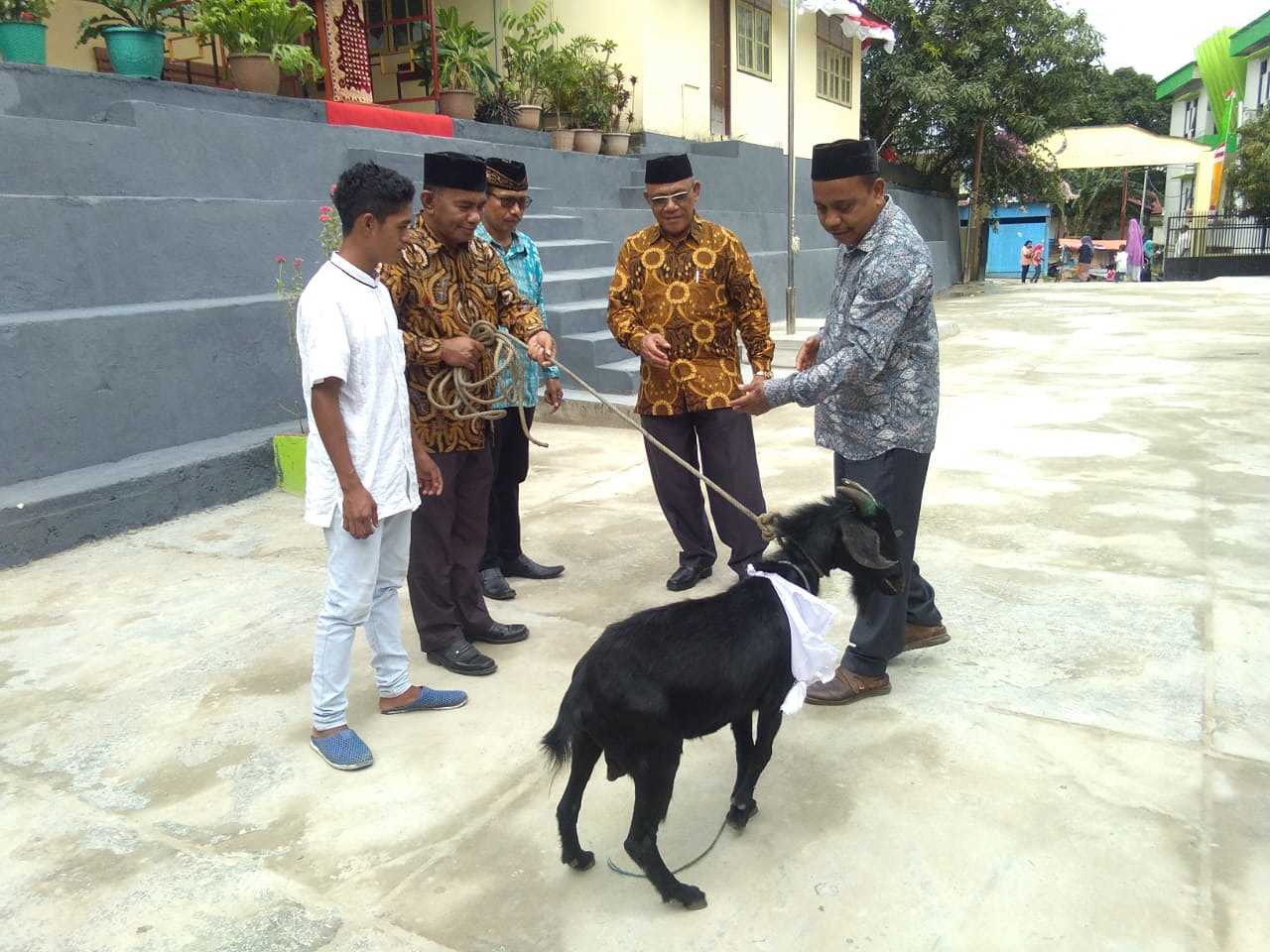 SMA 13 Sumbangkan Lima Hewan Qurban