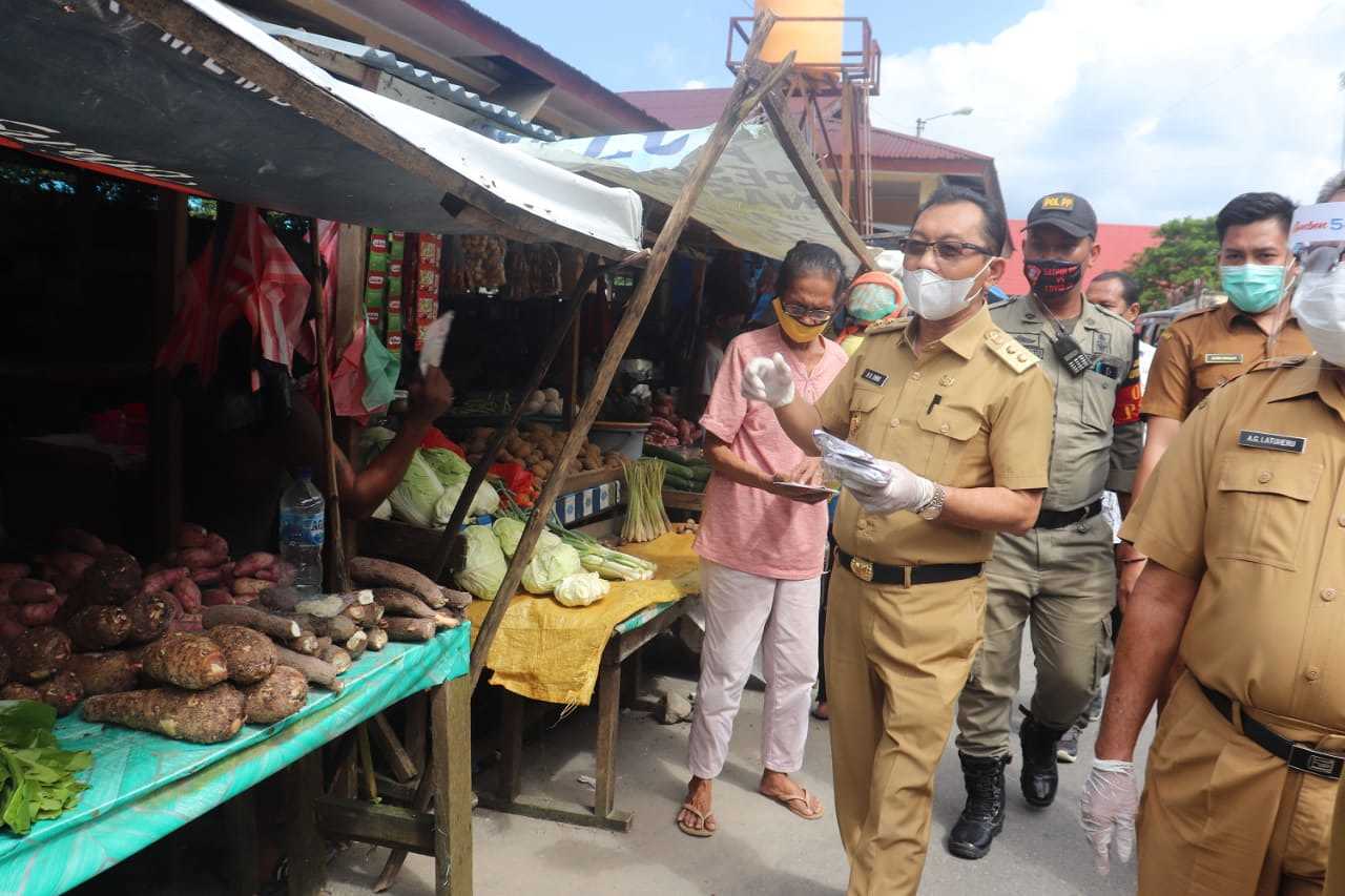 Wagub dan Pangdam Bagi-Bagi Masker Gratis di Pasar Mardika-Transit Passo