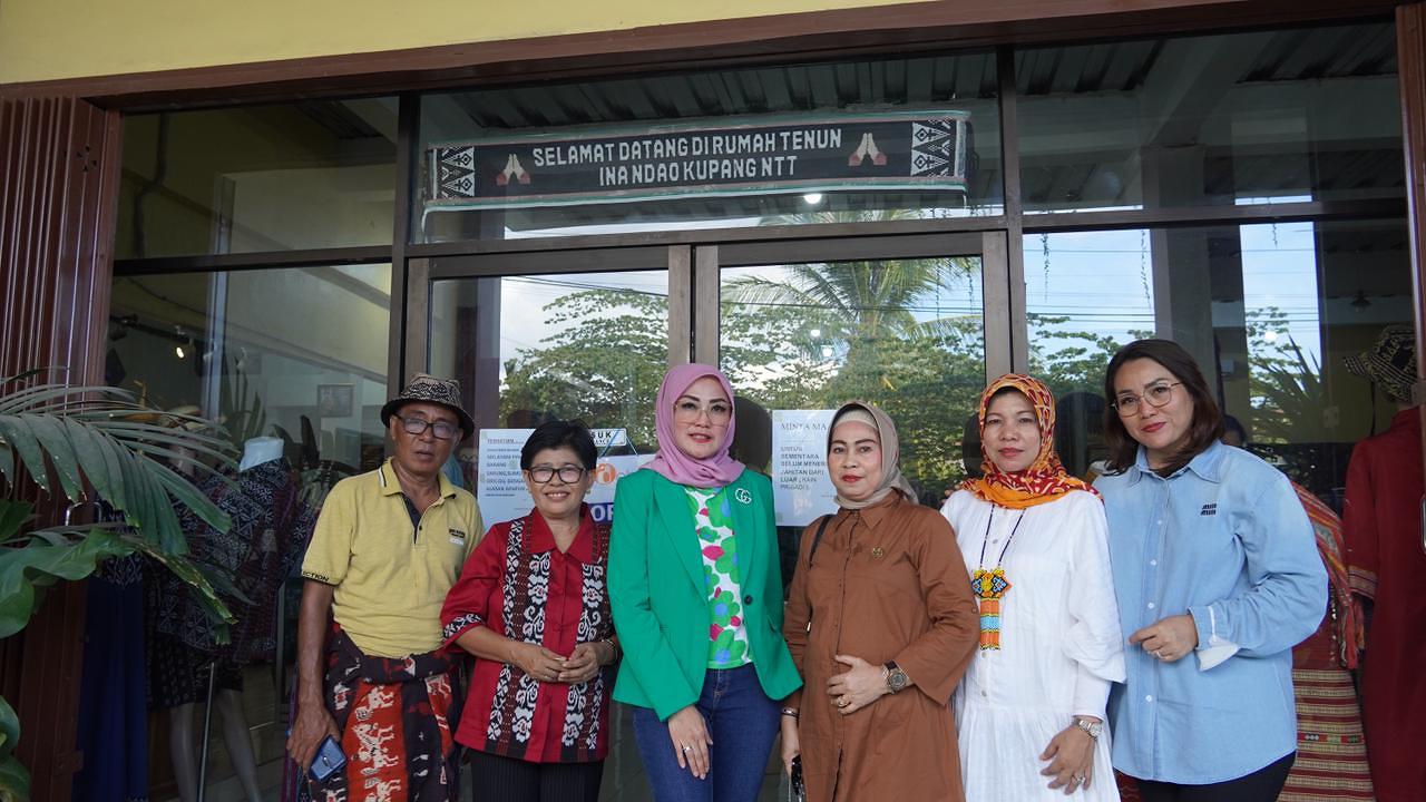 TIBA DI KUPANG WIDYA MI SAMBANGI RUMAH TENUN KHAS NUSA TENGGARA TIMUR