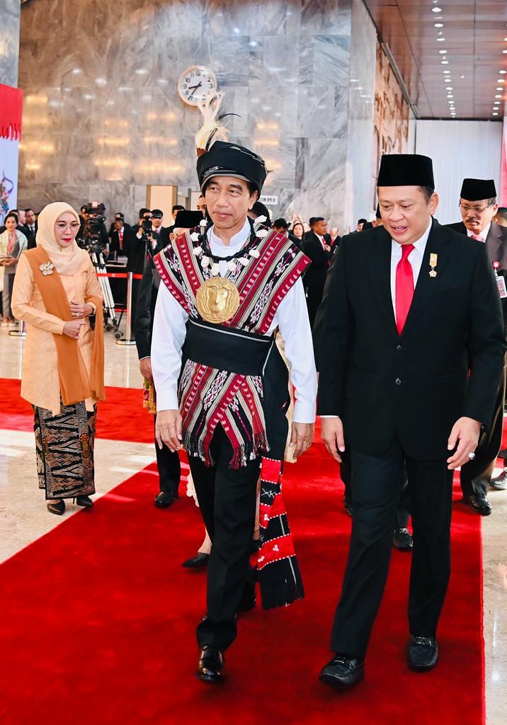 *Berbusana Adat Tanimbar, Presiden Jokowi Sampaikan Pidato di Gedung Nusantara*