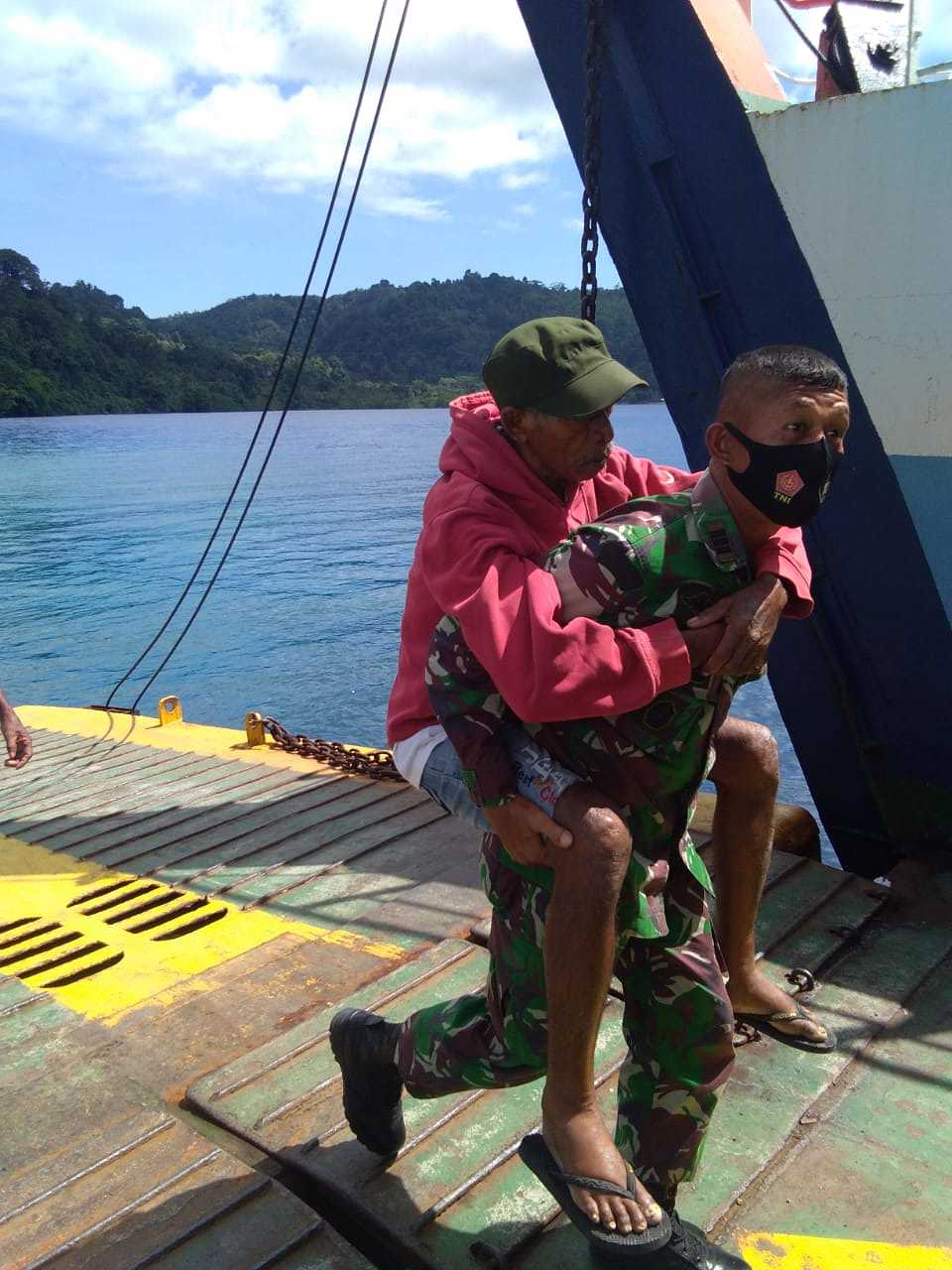 Danramil Nusalaut Gendong Kakek Ke Atas Ferry