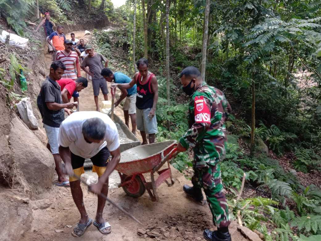 Babinsa Bersama Warga Gotong Royong Buat Jalan Setapak