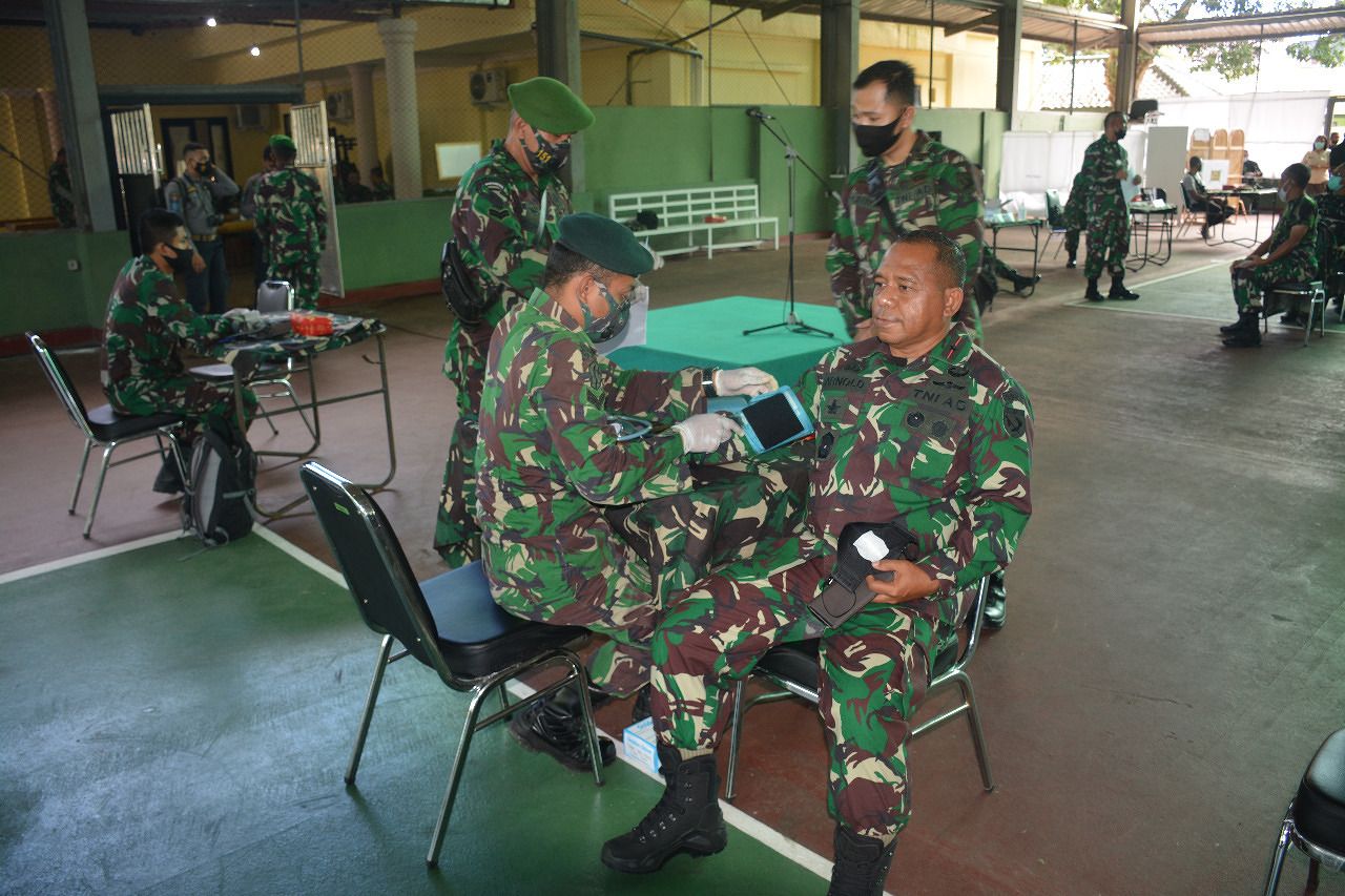 Danrem Beserta Prajurit Korem 151/Binaiya Laksanakan Vaksin Tahap Pertama