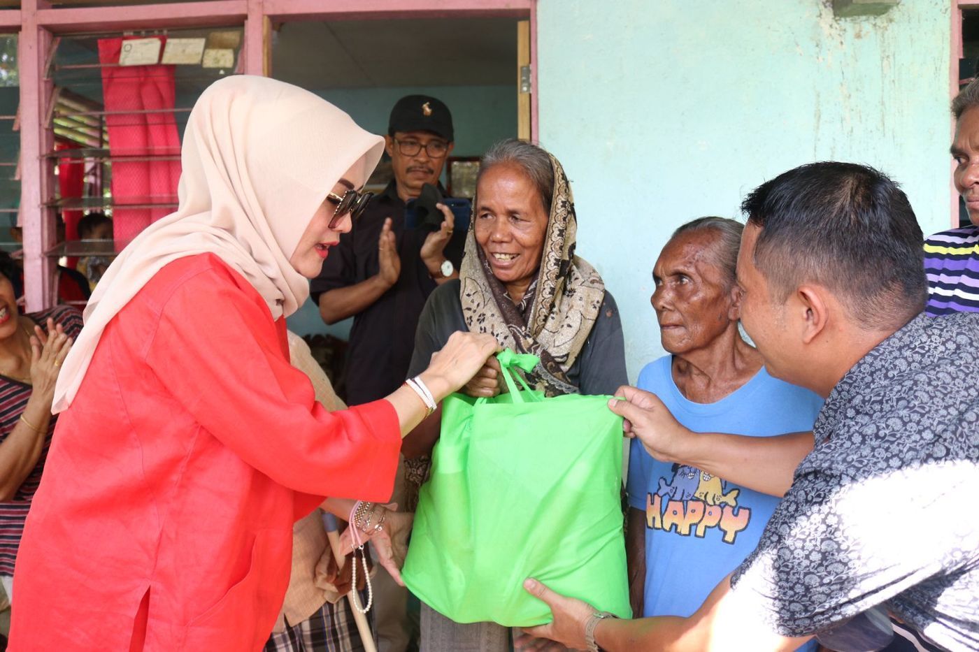 Rayakan Lebaran, Widya Bagi-Bagi Sembako kepada Warga Kudamati