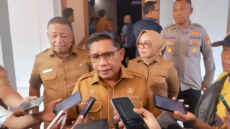 Antrean Kenderaan di SPBU, Wali Kota Ambon Pastikan Stok BBM Aman