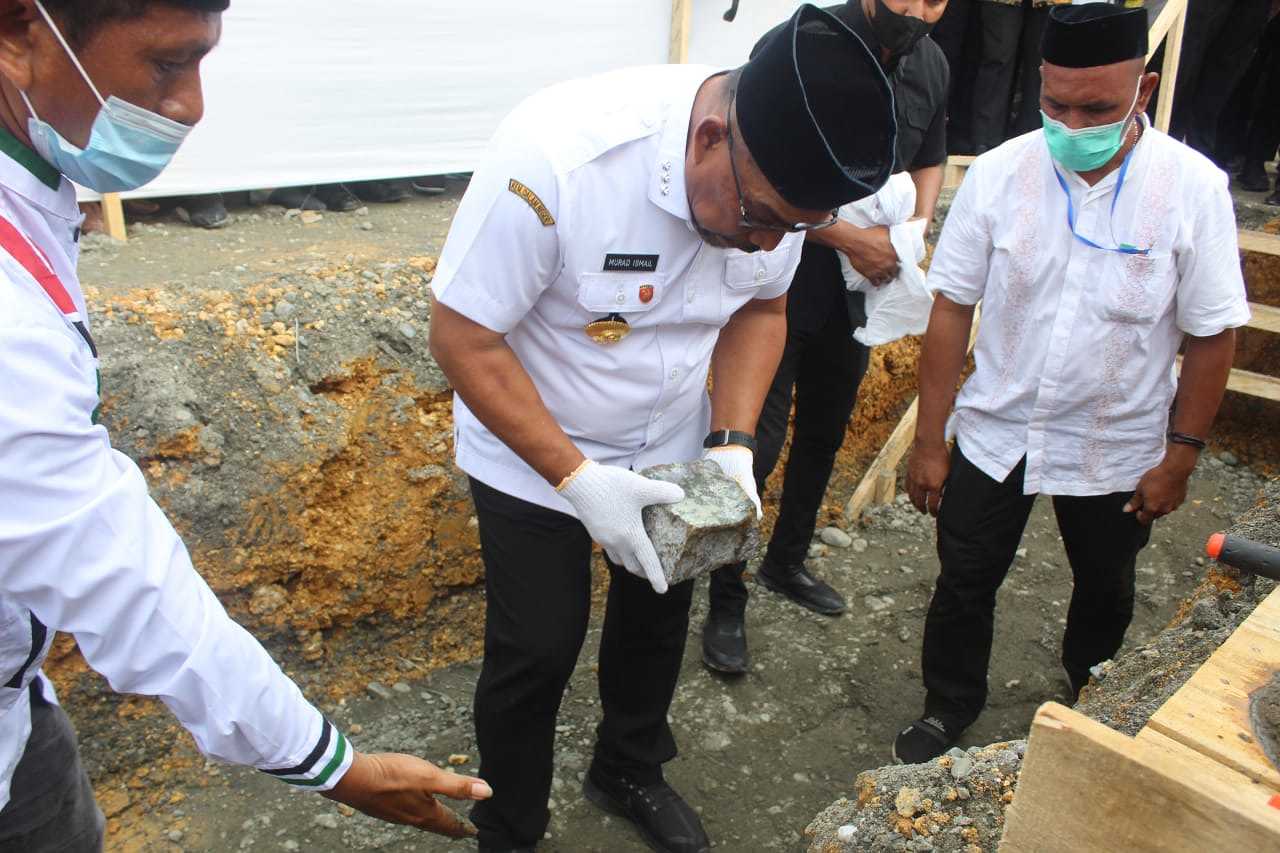 Gubernur Murad Ismail Letakkan Batu Pertama Awali Pembangunan Masjid Agung Nurul Yasin Kab. SBB