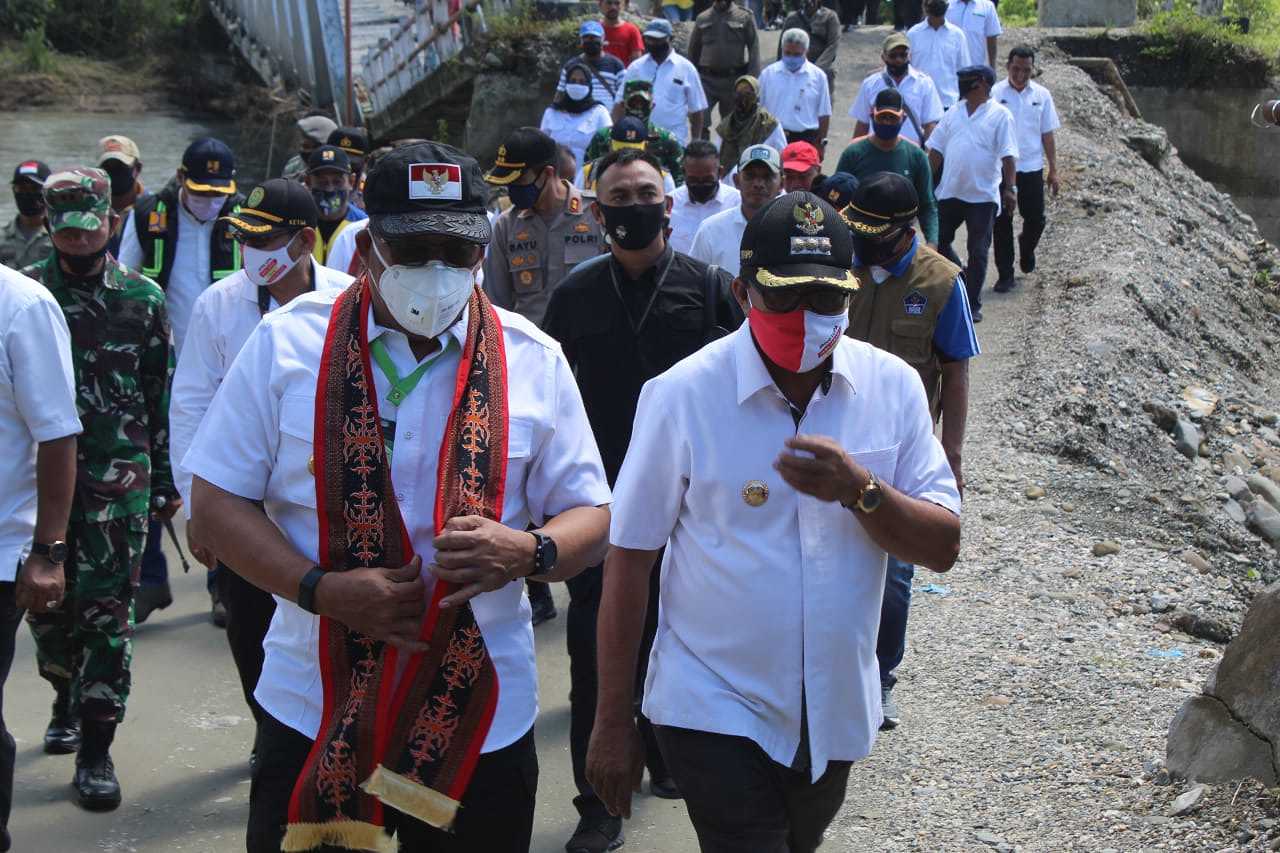 Tinjau Jembatan Waikaka, Gubernur Sempatkan Bicara Damai Untuk Warga Latu-Hualoy