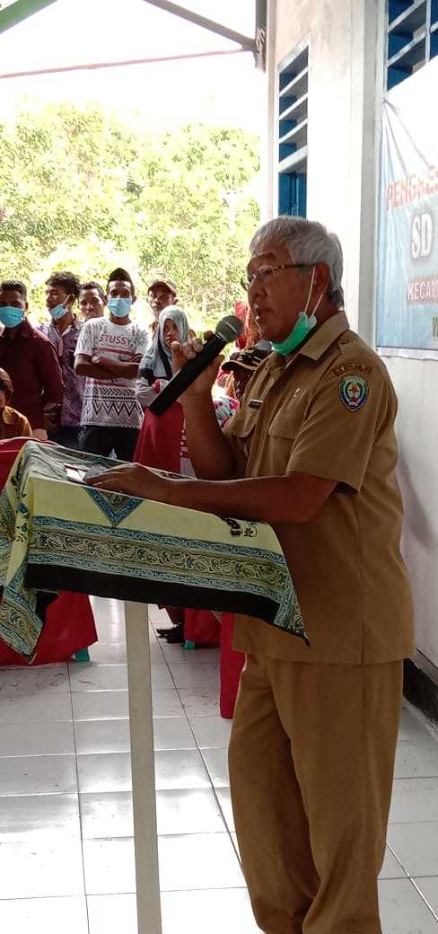 Jadi Penyelamat Pendidikan Di Desa Wailay.Warga Teriaki Bupati