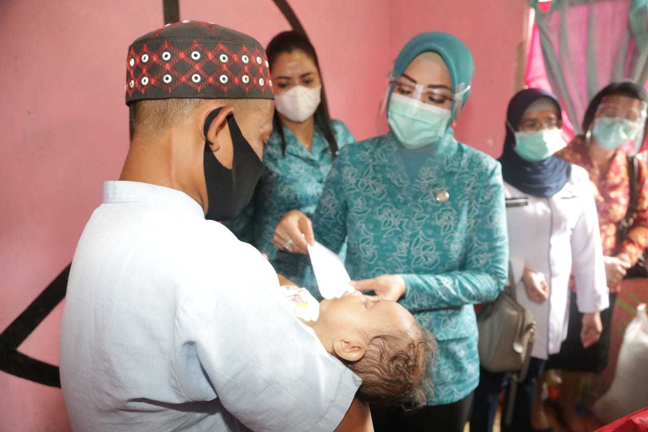 Widya Kunjungi Anak Gizi Buruk, Kanker, dan Hidrosepalus