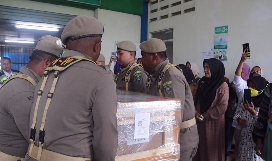 JENAZAH ALM. JAMALUDIN MAULANA ROLOBESSY, TIBA DI AMBON