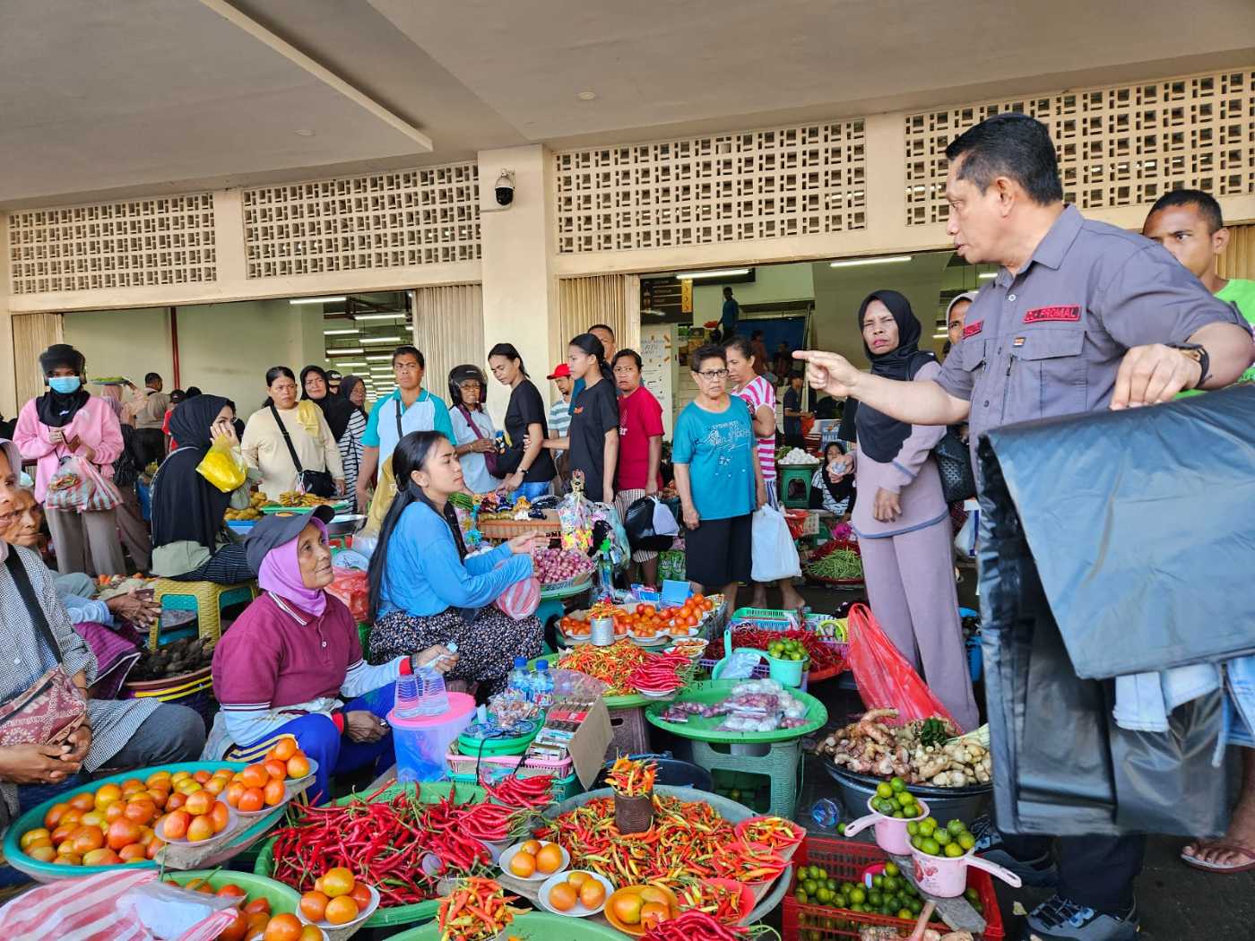 DLH Maluku Gelar Edukasi Penanganan Sampah & Pembagian Kantong Sampah Bagi Pedagang Pasar Mardika 