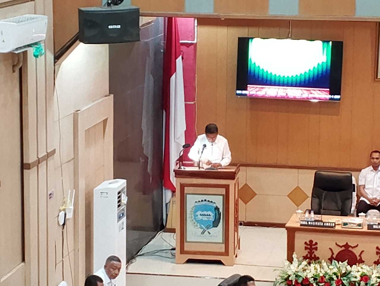 Bahas APBD RPJMD, Walikota Ambon Serahkan Empat Ranperda Strategis 