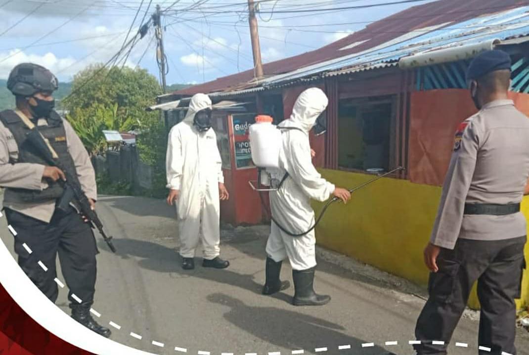 Personil Kompi 4 Batalyon A Pelopor Semprot Disinfektan Pemukiman Kampung Jawa