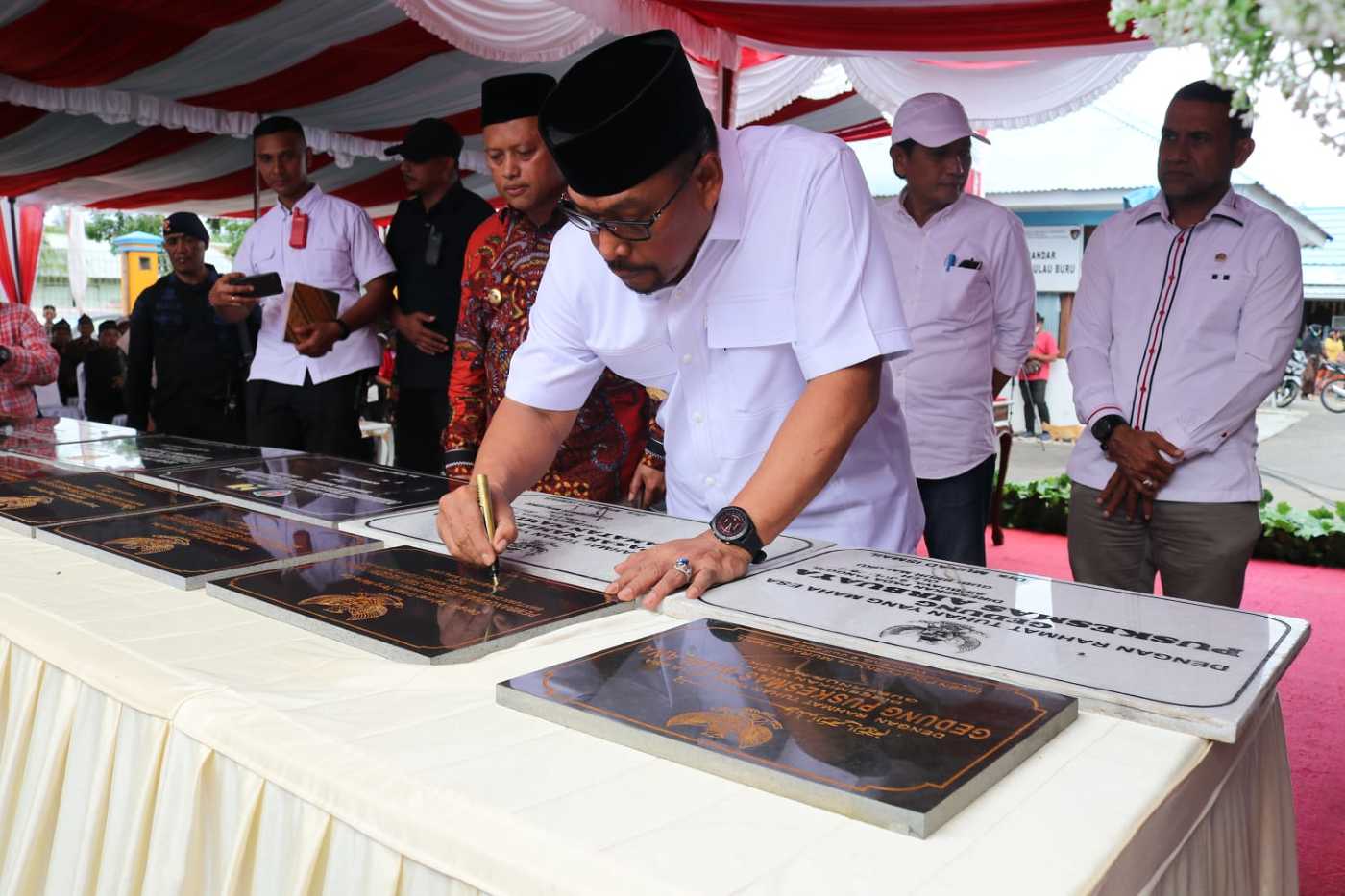 Selain Resmikan Pembangunan Infrastruktur, Gubernur Serahkan Sejumlah Bantuan Bagi Masyarakat di Kabupaten Buru