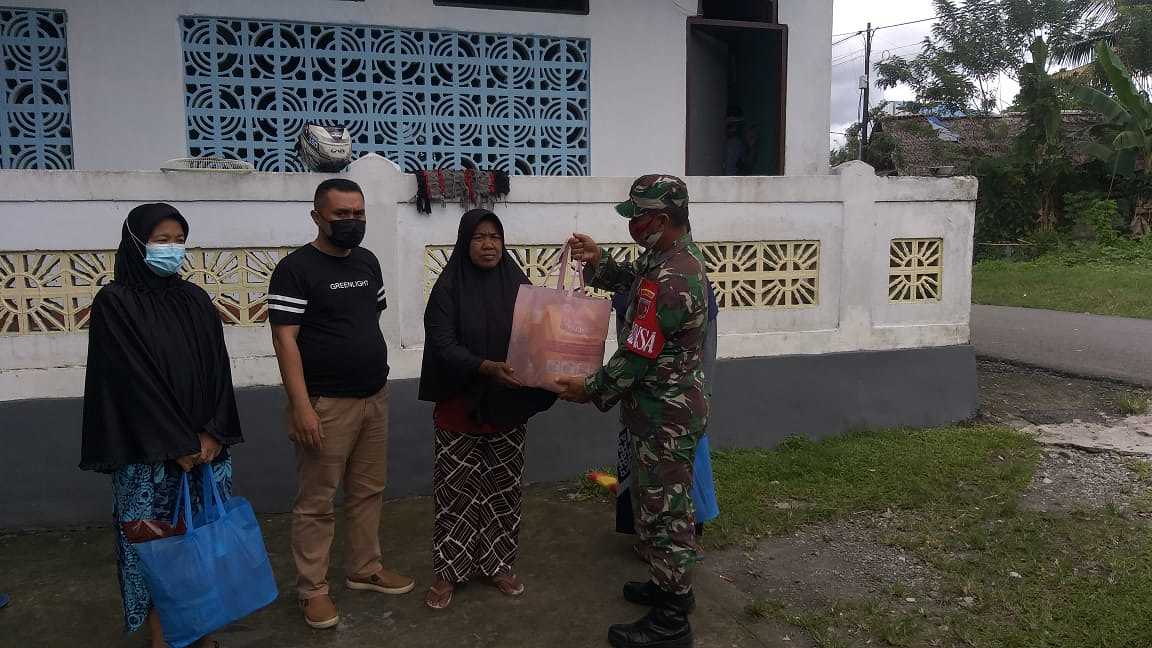 Babinsa dan Aparat Desa Poka Bantu Sembako Kepada Janda, Duda dan Anak Yatim 