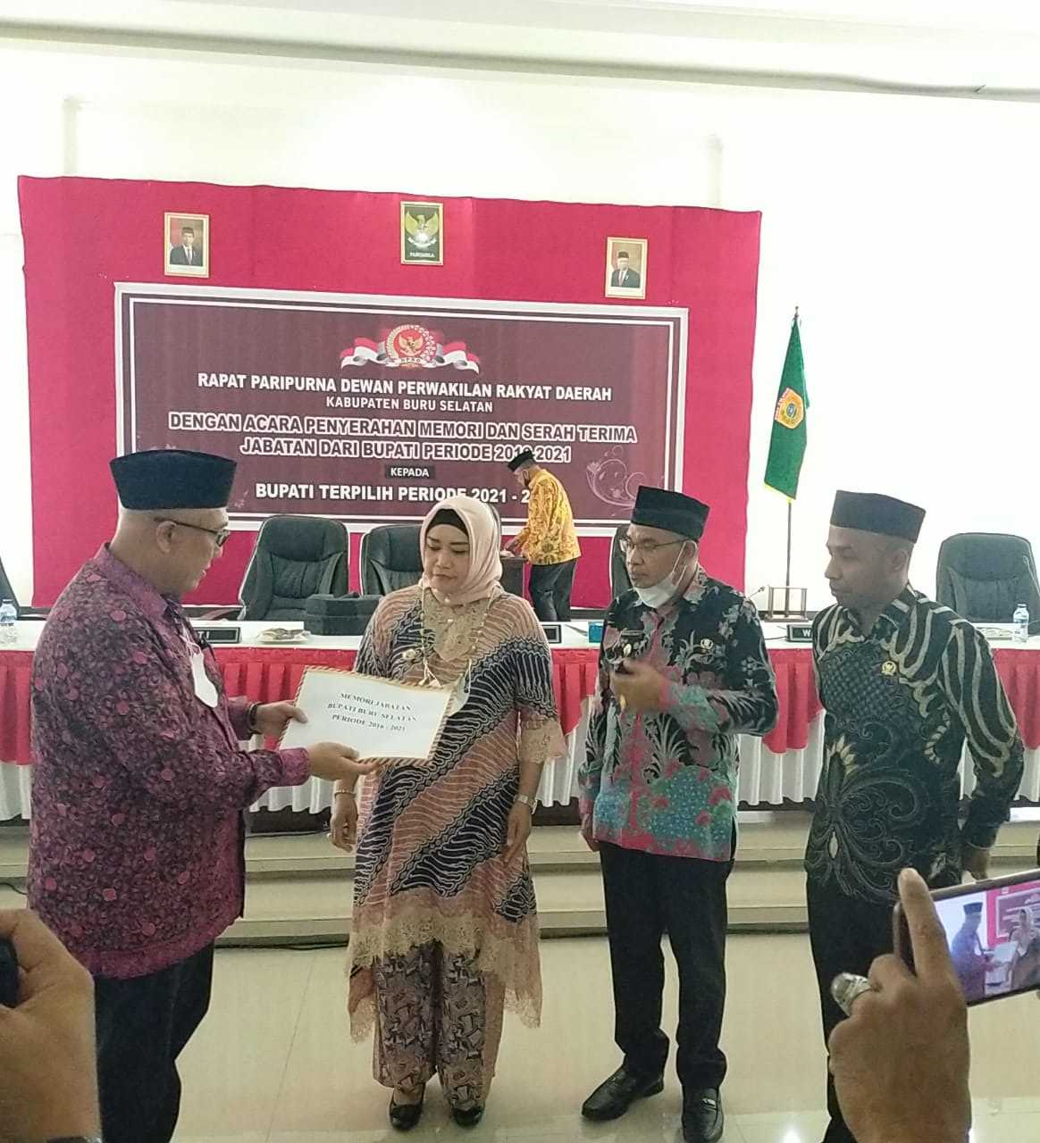 Safitri-Gerson Hadiri Rapat Paripurna Perdana Yang di Gelar DPRD Bursel