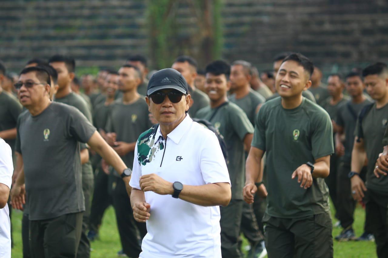 MENYONGOSONG KEJUARAAN TINJU PIALA PANGLIMA TNI, PEMPROV DAN KODAM XV PATTIMURA OLAHRAGA BERSAMA DAN KERJA BHAKTI.