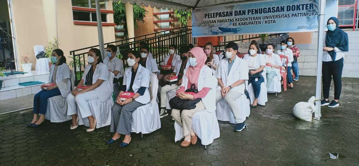 Sekda Maluku Lepas 25 Dokter ke Enam Kabupaten