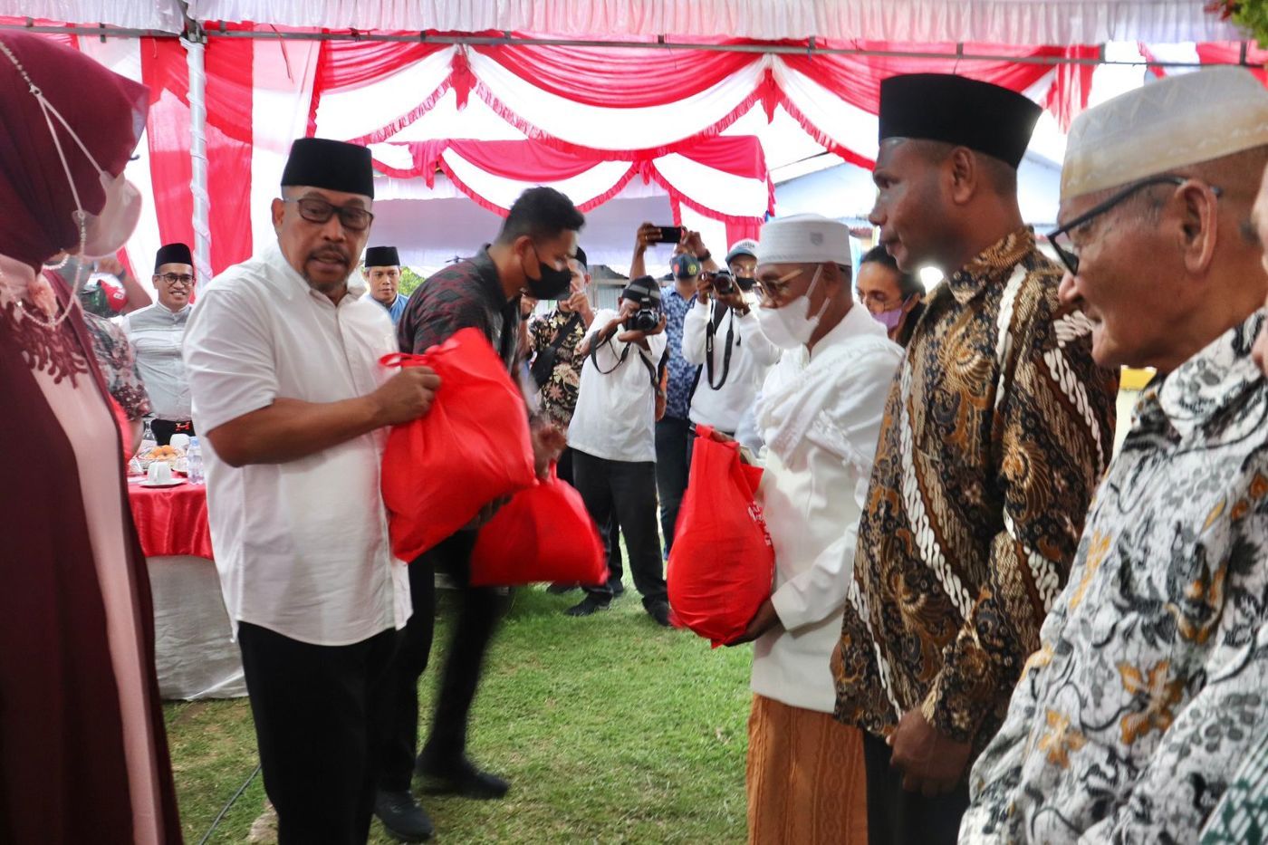 Safari Ramadhan Di Salahutu, Gubernur Dan Istri Bagikan Paket Sembako