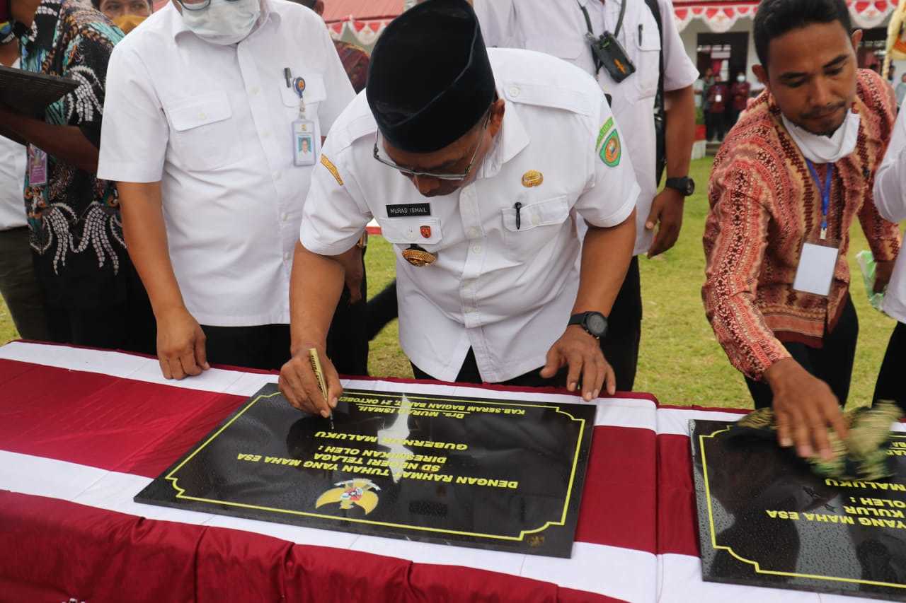 Gubernur Tanda Tangani Prasasti Peresmian Belasan Sekolah di SBB