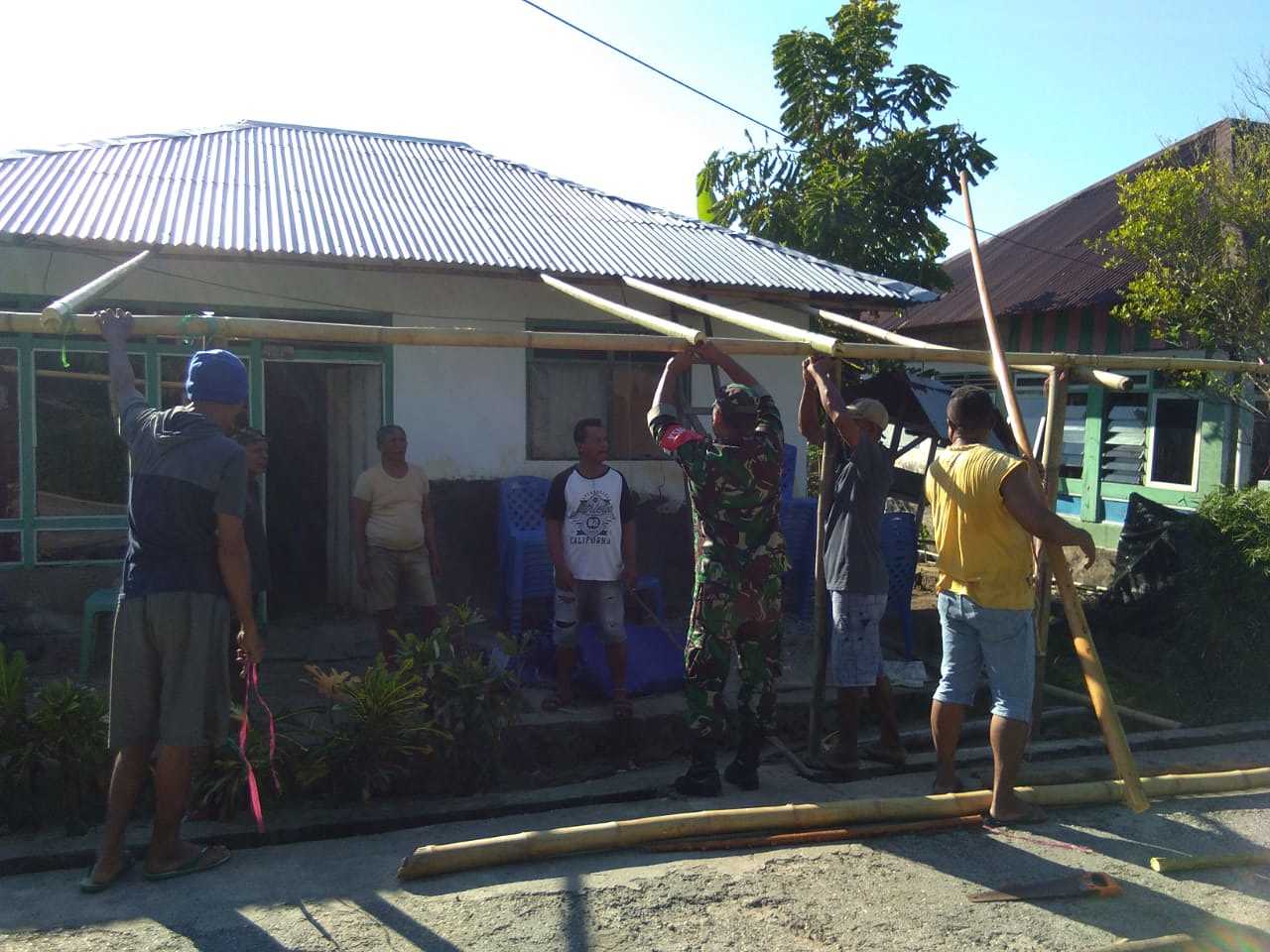 Babinsa bersama warga Negeri Ameth gotong royong buat Tenda di Rumah Duka.