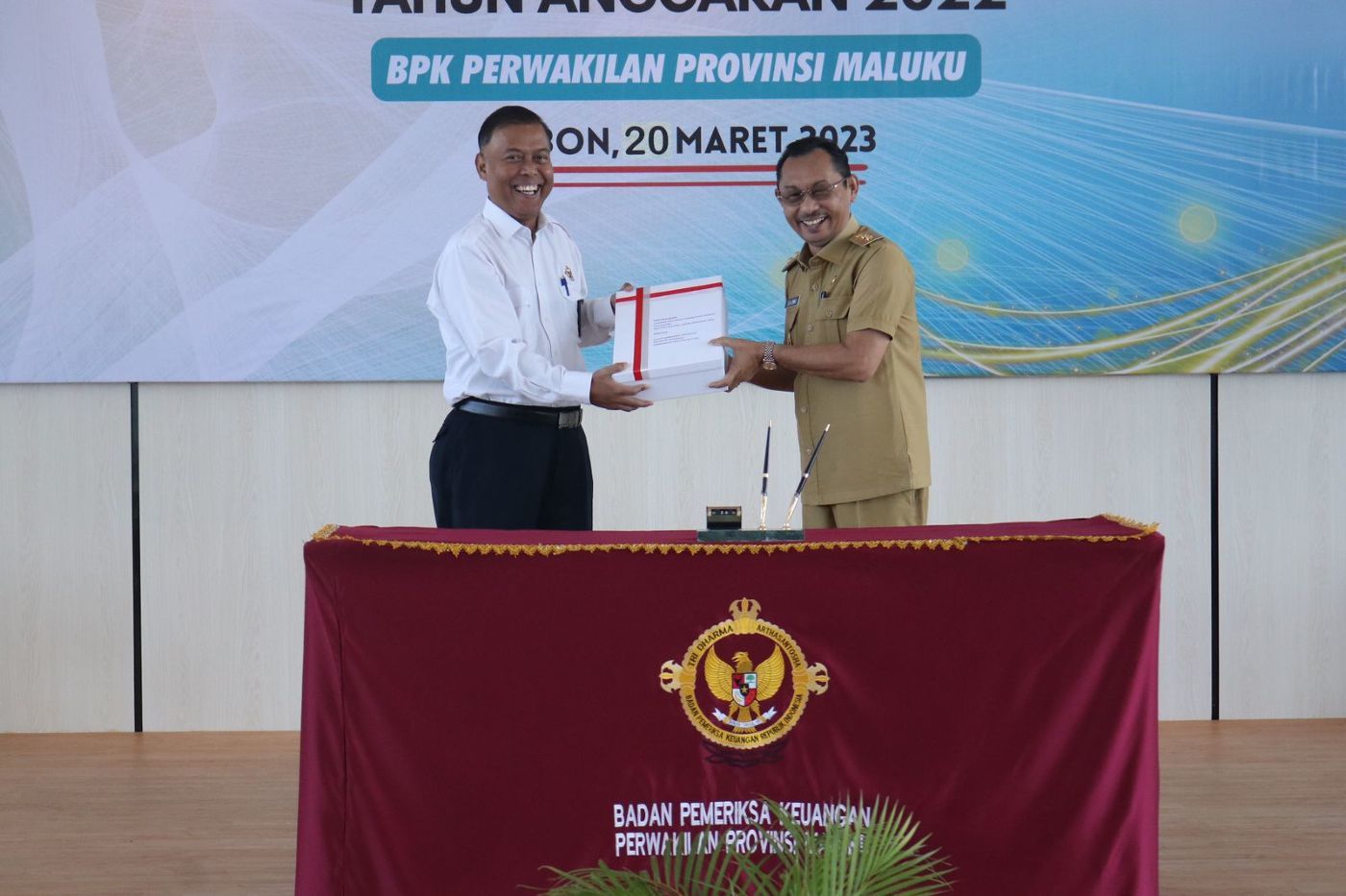 Wagub  Serahkan  Laporan Keuangan Unaudited TA 2022 Keoada  BPK Perwakilan Maluku