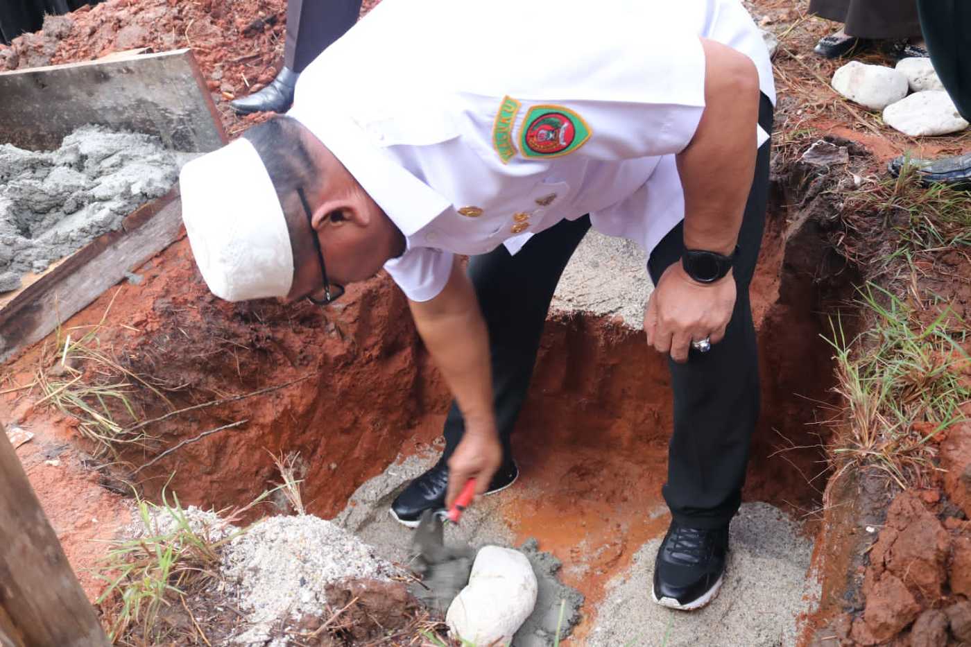 Gubernur MI dan Isteri Letakan Batu Pertama Pembangunan Tasbaq dan Asram Santri di Buru