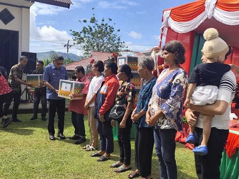 Pemkot Gelar Safari  Natal Bersama  Masyarakat Halong