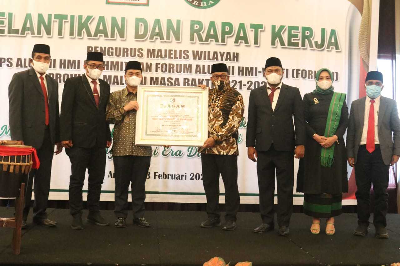 Gubernur MI Dapat Piagam Penghargaan sebagai Anggota Kehormatan dari Majelis Nasional KAHMI 