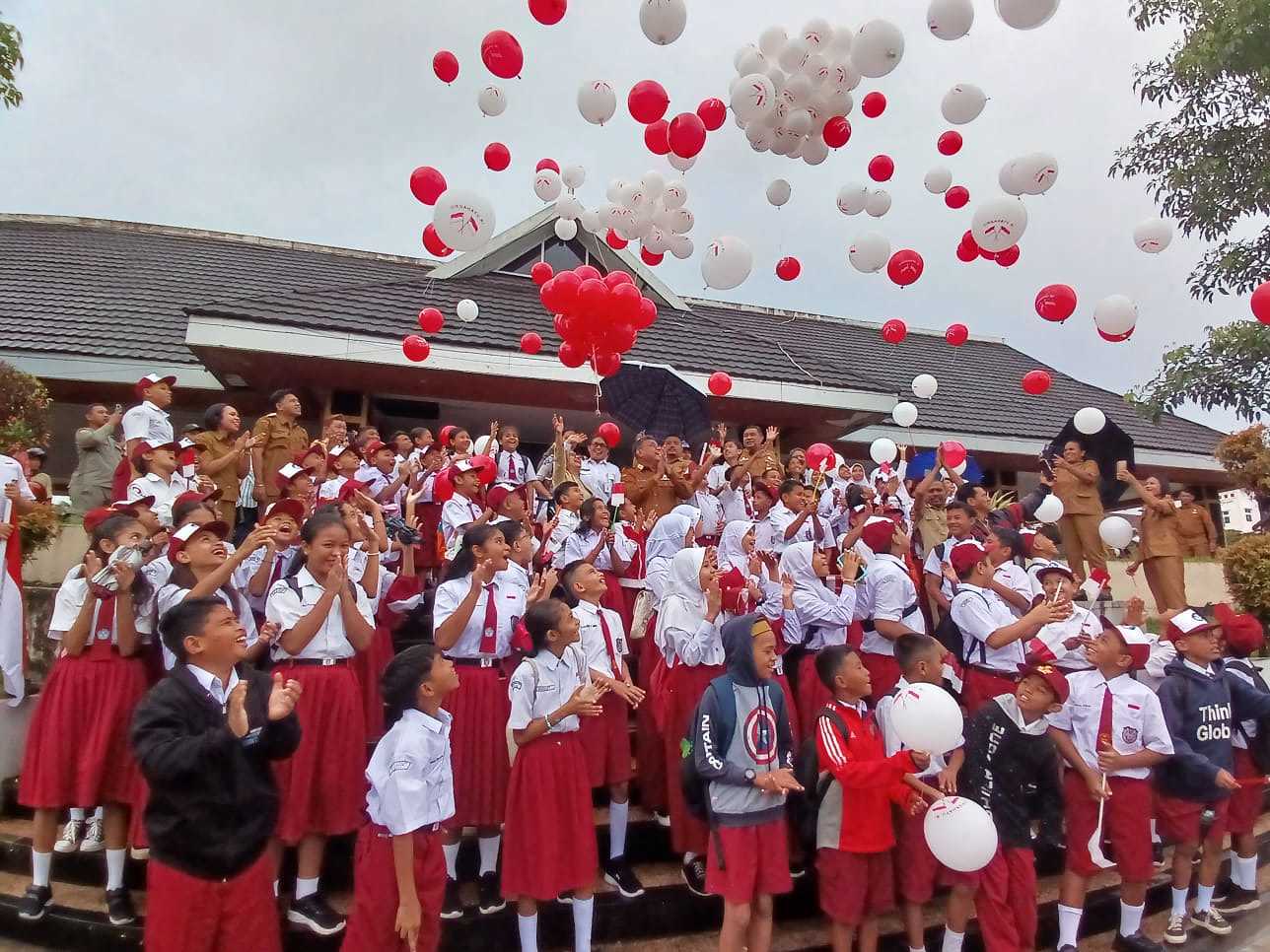 Peringati HUT RI ke 79 , Pemkot Canangkan Pembagian Bendera Merah Putih,Kaya : 5.500 bendera di bagikan ke masyarakat.