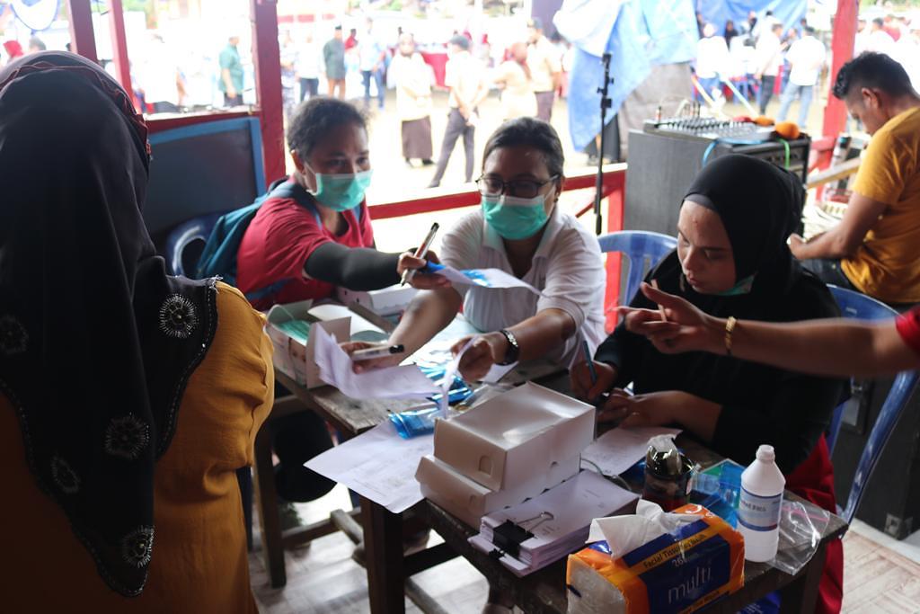 Peringati HUT ke-77, Pemprov Maluku Gelar Pengobatan Massal dan Penyerahan Bantuan Sembako Di Kecamatan Leihitu