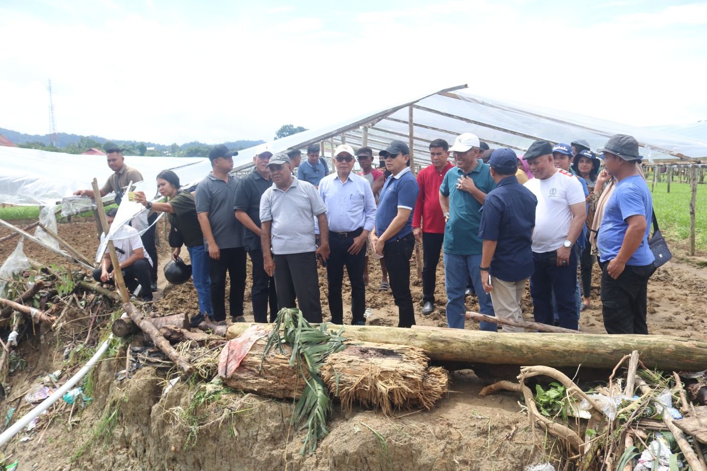 Pj. Gubernur Sadali Ie Tinjau  Kawasan  Terdampak Banjir di  Desa Waiheru