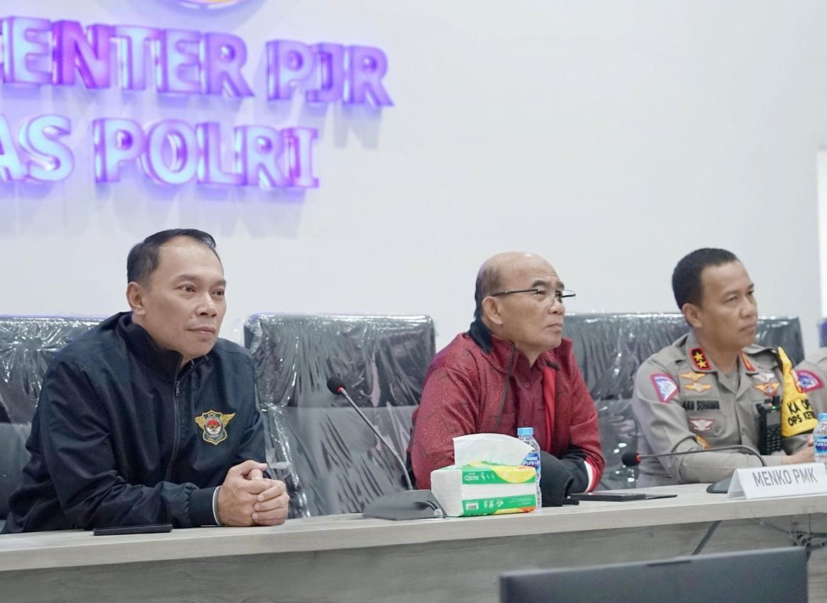 Menko PMK, Kakorlantas, dan Dirut Jasa Raharja Pantau Arus Mudik dari Command Center KM 29 Tol Jakarta-Cikampek