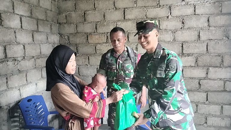 Cegah Stunting di Kabupaten Buru sejumlah Balita diberikan Bantuan sembako oleh Dandim 1506/Namlea