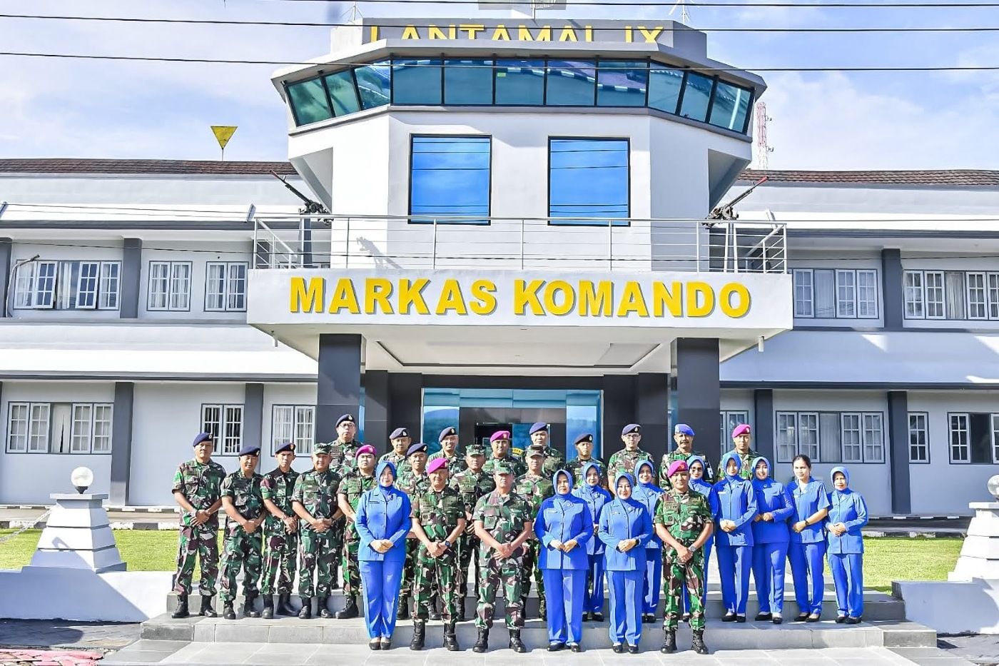 DANLANTAMAL IX DAMPINGI KOMANDAN KORPS MARINIR TATAP MUKA DENGAN PRAJURIT YONMARHANLAN IX