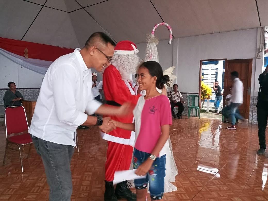 Dokter Boy Berbagi Kasih Natal dengan Para Janda & Anak Yatim di Tanimbar Utara