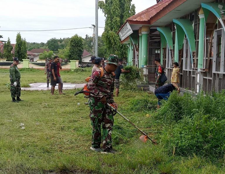 Karya Bakti Babinsa Bersama Warga di Desa Namlea, Kecamatan Namlea, Kabupaten Buru