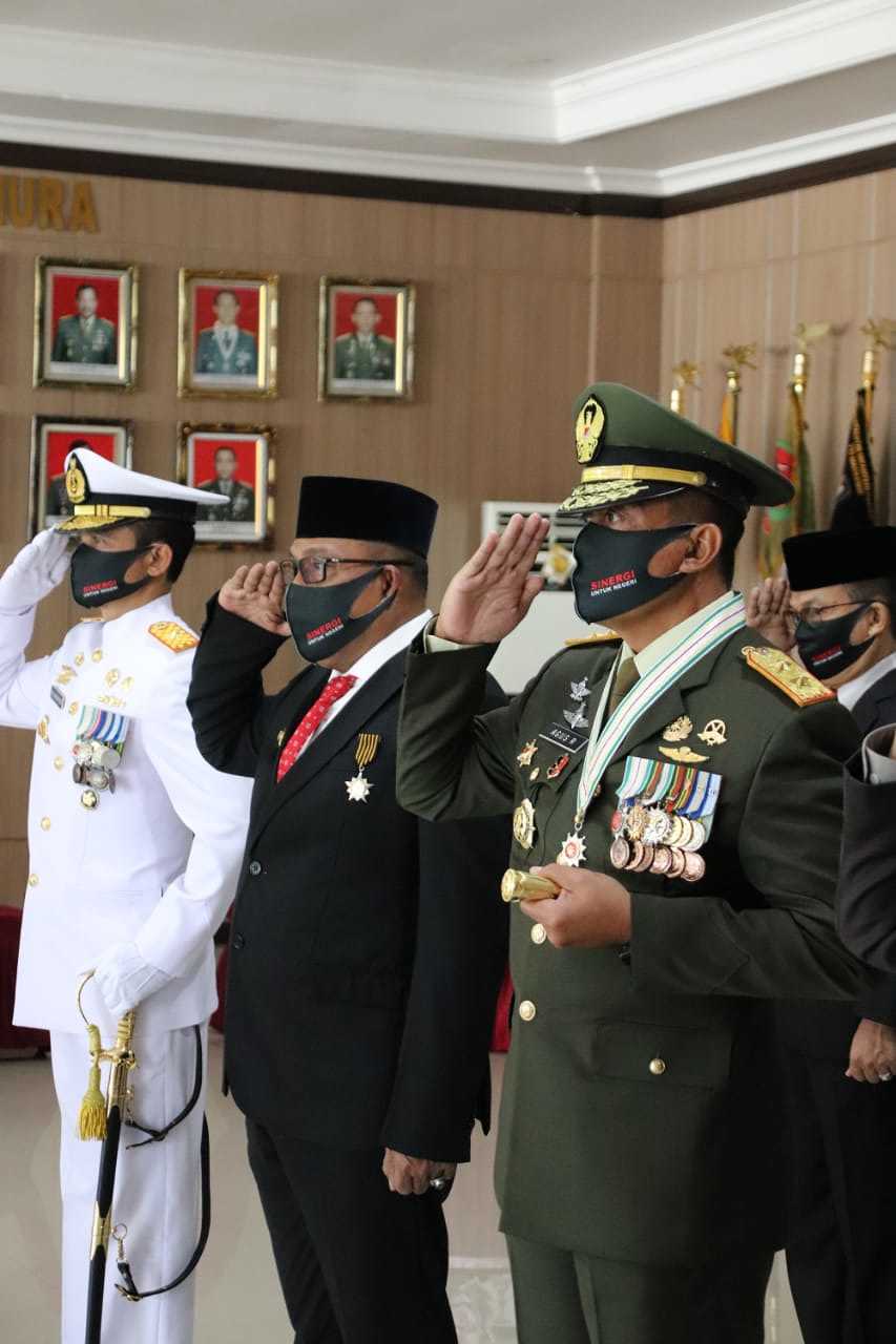 Dipimpin Presiden, Gubernur-Forkopimda Hadiri Upacara HUT ke-75 TNI 