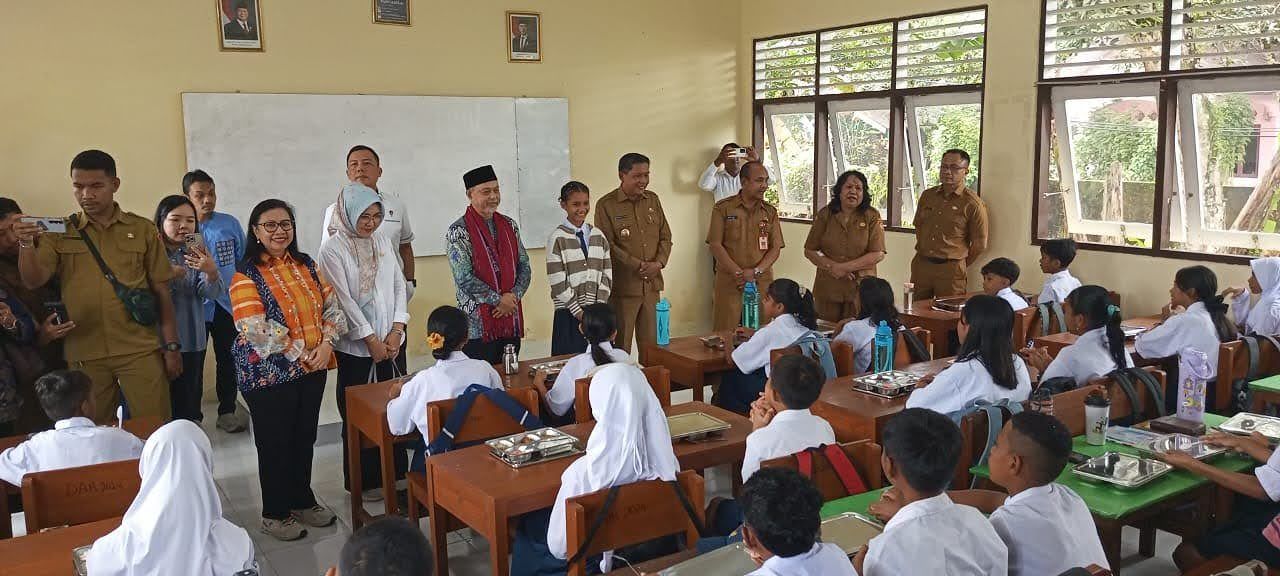 Wakil Ketua DPD RI Tamsil Linrung Dan Novita Anakotta Datangi SMP Negeri 15 Ambon