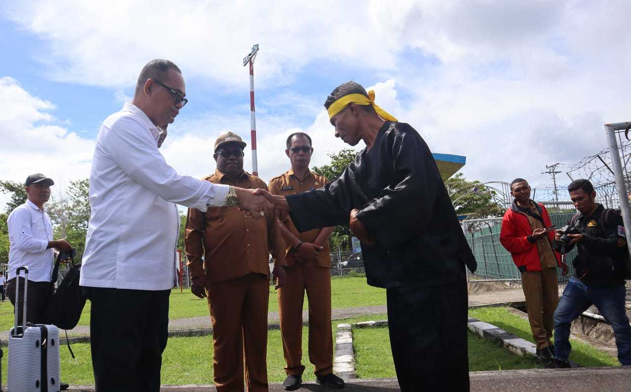 WAKIL BUPATI ARU SAMBUT KADIS KOMINFO PROVINSI MALUKU BESERTA ROMBONGAN