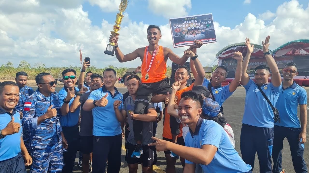 Prada Abdul Ohorella Personel Lanud Dominicus Dumatubun Juara 1 lomba lari 10 K 