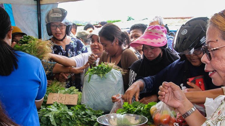 Ratusan Warga Ambon Serbu Pasar Murah