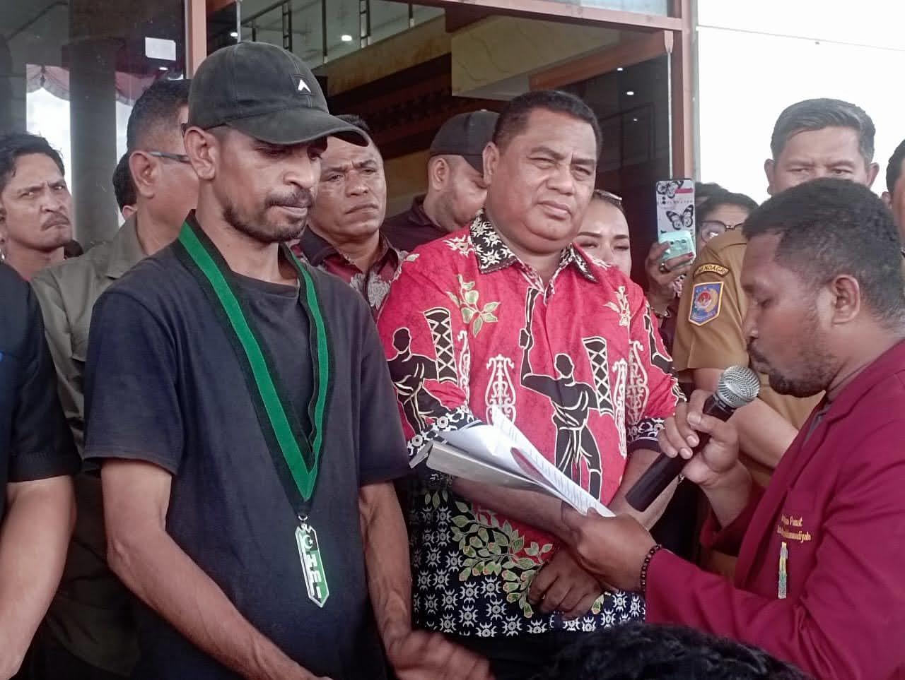 Ketua DPRD Provinsi Maluku, Benhur G  Watubun saat Menemui Aksi Demo OKP  Cipayung Dengan Penuh Damai