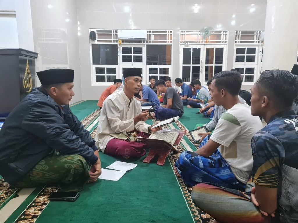 Penuh semangat dan antusias, personelLanud Dominicus Dumatubun Belajar membaca dan Mengaji Al quran.