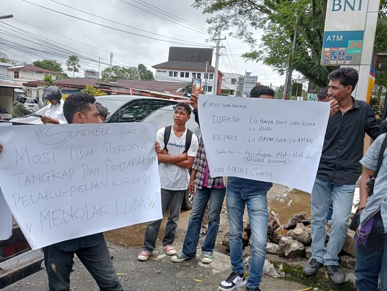 Mahasiswa Tuntut Kejati Bongkar Kasus Korupsi Lingkup Poltek Negeri Ambon.