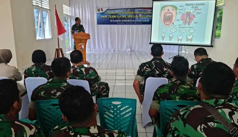 Tim Flying Specialist Diskesau Beri Ceramah Kesehatan bagi Personel Lanud Dumatubun