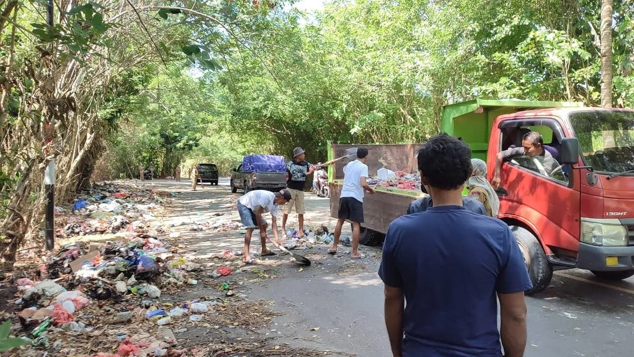 Kapolsek Salahutu Bantu Camat Bersihkan Sampah Di Badan Jalan Neg. Suli